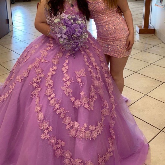 this is my quinceañera dress i can figure out the sizing Pm for questions - Picture 1 of 4